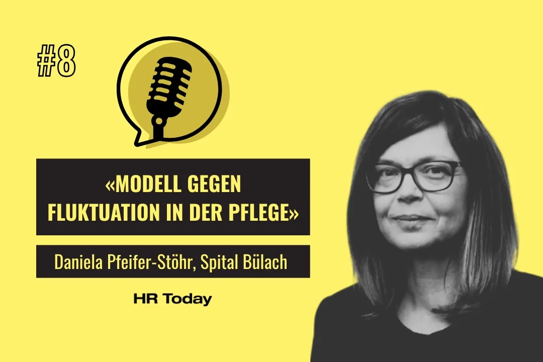 Podcast HR Today #8: «Modell gegen Fluktuation in der Pflege» mit Daniela Pfeifer-Stöhr, Spital Bülach. Das Bild zeigt ein Schwarz-Weiss-Porträt einer Frau mit Brille und glatten, dunklen, schulterlangen Haaren in einem dunklen Oberteil.