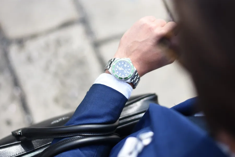 Un homme d'affaires regarde sa montre