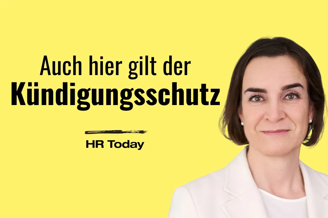 Porträtgrafik auf gelbem Hintergrund: Links der Titeltext «Auch hier gilt der Kündigungsschutz» in schwarzer Fettschrift und der Schriftzug «HR Today» unter einem schwarzen Pinselstrich; rechts das Porträt einer Frau mit kurzem dunklem Haar und weissem Blazer.