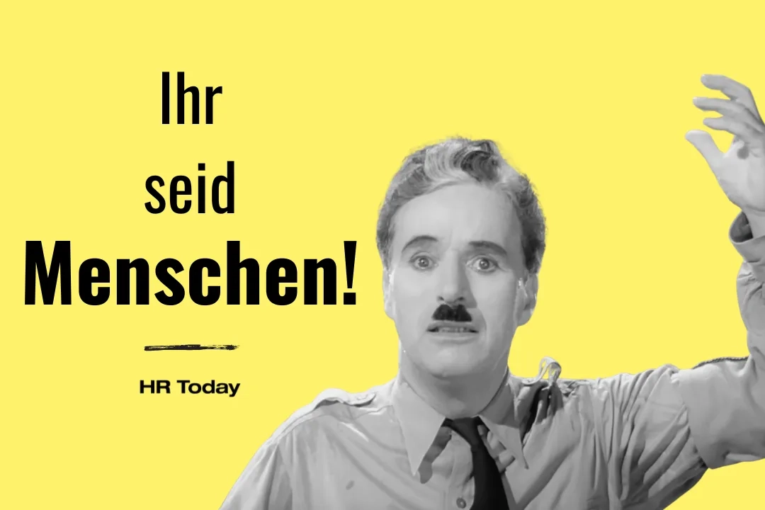 Grafik mit leuchtend gelbem Hintergrund. Auf der rechten Seite ist eine Schwarz-Weiß-Aufnahme von Charlie Chaplin in seiner Rolle aus „Der große Diktator“ zu sehen, der mit emotionalem, intensivem Blick und erhobener Hand spricht. Auf der linken Seite steht in großen, schwarzen Buchstaben der Schriftzug „Ihr seid Menschen!“, unterstrichen von einem schwarzen Pinselstrich. Darunter befindet sich das Logo „HR Today“.