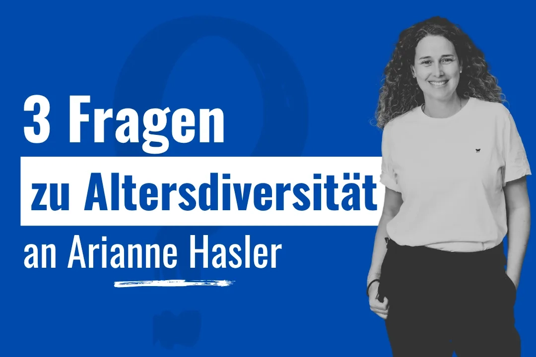Porträtgrafik auf blauem Hintergrund: Links der Titeltext «3 Fragen zu Altersdiversität an Arianne Hasler» in weisser und blauer Fettschrift, teils auf weiss unterlegtem Balken, mit einem weissen Pinselstrich als Dekorationselement; rechts ein schwarz-weisses Porträtfoto von Arianne Hasler, einer lächelnden Frau mit lockigem Haar, weissem T-Shirt und dunkler Hose.