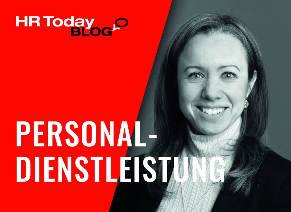 Blogbild Personaldienstleistung. Roter Hintergrund, Bild von Myra Fischer-Rosinger, eine lächelnde Frau mit Bob-Frisur, weissem Pullover/Bluse und Blazer.