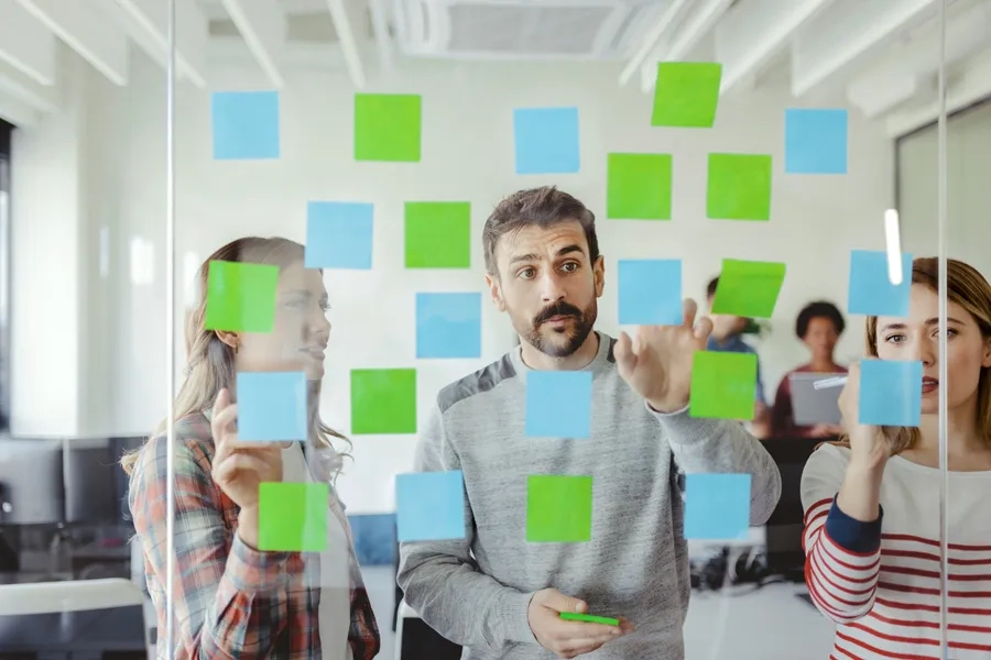 Un groupe de collègues utilise des post-it