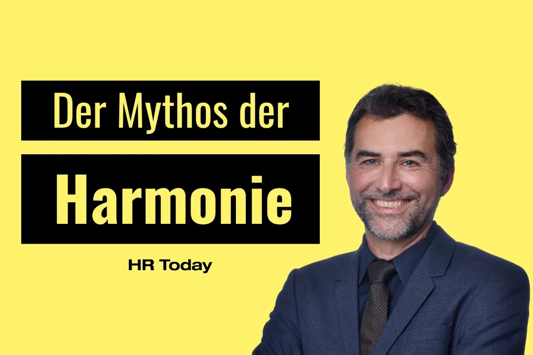 Porträtgrafik auf gelbem Hintergrund: Links der Titeltext «Der Mythos der Harmonie» in gelber Schrift auf schwarz unterlegten Balken sowie der Schriftzug «HR Today»; rechts das lächelnde Porträt eines Mannes mit dunklem Haar, Dreitagebart, blauem Sakko und Krawatte.
