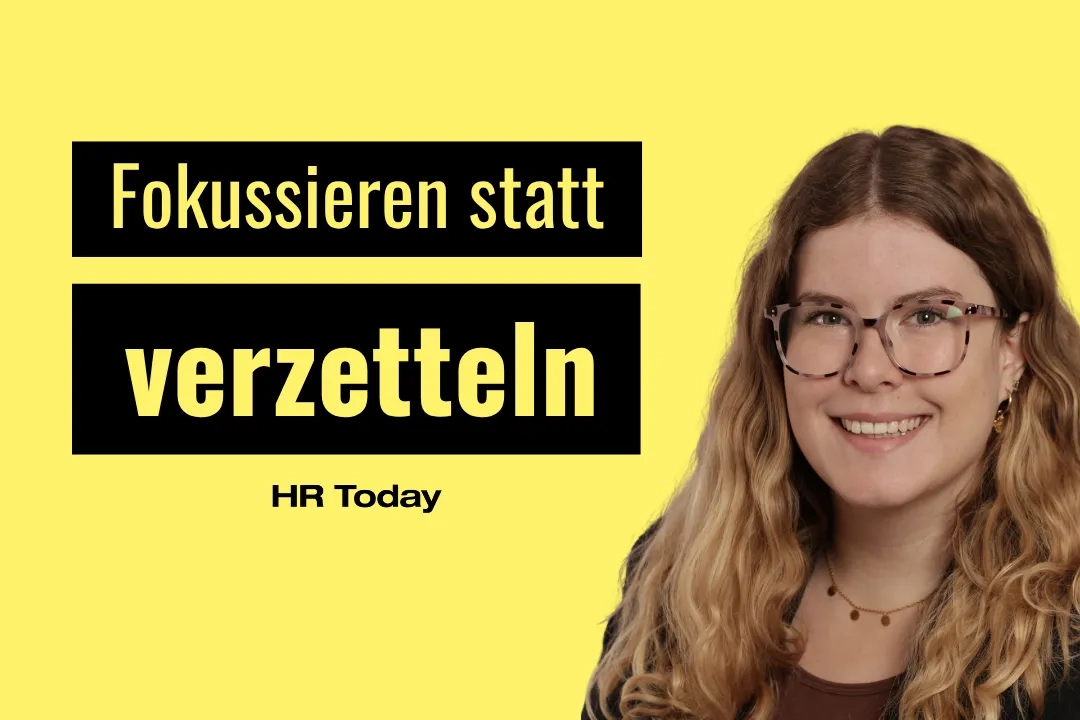 Porträtgrafik auf gelbem Hintergrund: Links der Titeltext «Fokussieren statt verzetteln» in gelber Schrift auf schwarz unterlegten Balken sowie der Schriftzug «HR Today»; rechts das lächelnde Porträt einer jungen Frau mit langen welligen Haaren, gefleckter Brille und einer zarten Halskette.