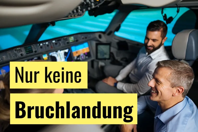 Redaktionelle Grafik mit dem Titeltext «Nur keine Bruchlandung» auf gelben Balken im unteren Bildbereich: Zwei Männer sitzen lächelnd im Cockpit eines Flugsimulators und unterhalten sich; im Hintergrund sind die beleuchteten Bildschirme und Instrumente des Simulators zu sehen.