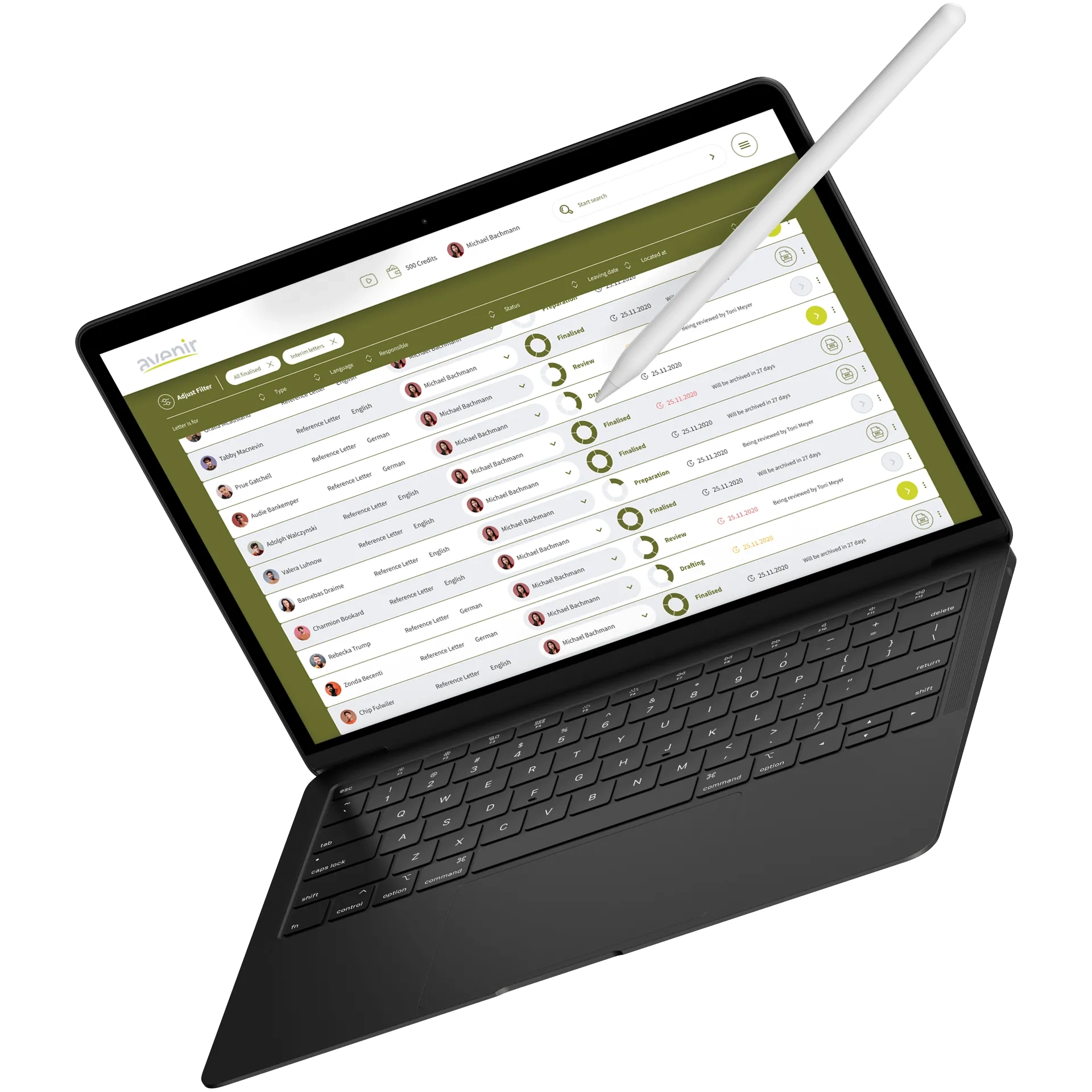 Tablet mit angeschlossener Tastatur und einem Eingabestift, auf dessen Bildschirm die Software-Oberfläche von «zeugnis.ch» von Avenir zu sehen ist: eine tabellarische Übersicht von Arbeitszeugnissen (Reference Letters) verschiedener Mitarbeitender mit Angaben zu Sprache, Verantwortlichen, Status (z. B. «Finalised», «Review», «Drafting») und Datum.