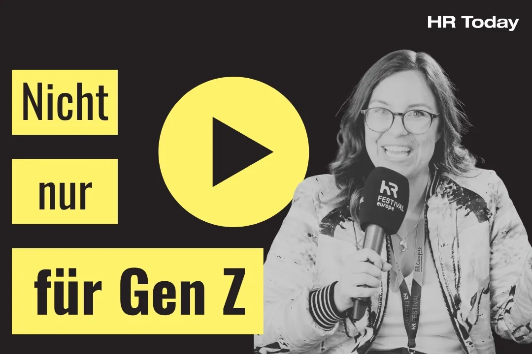 Video-Thumbnail von HR Today. Links steht der Text „Nicht nur für Gen Z“ in gelben Feldern. In der Mitte ist ein gelbes Play-Symbol abgebildet. Rechts lacht eine Frau mit Brille und Festival-Lanyard, die ein Mikrofon von „HR FESTIVAL europe“ hält.