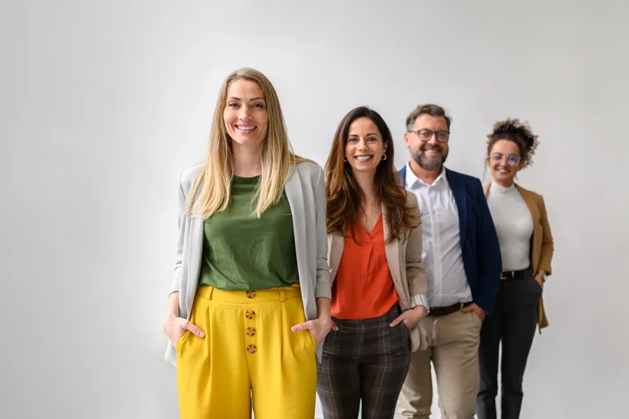 Un groupe de collègues dans des tenues variées