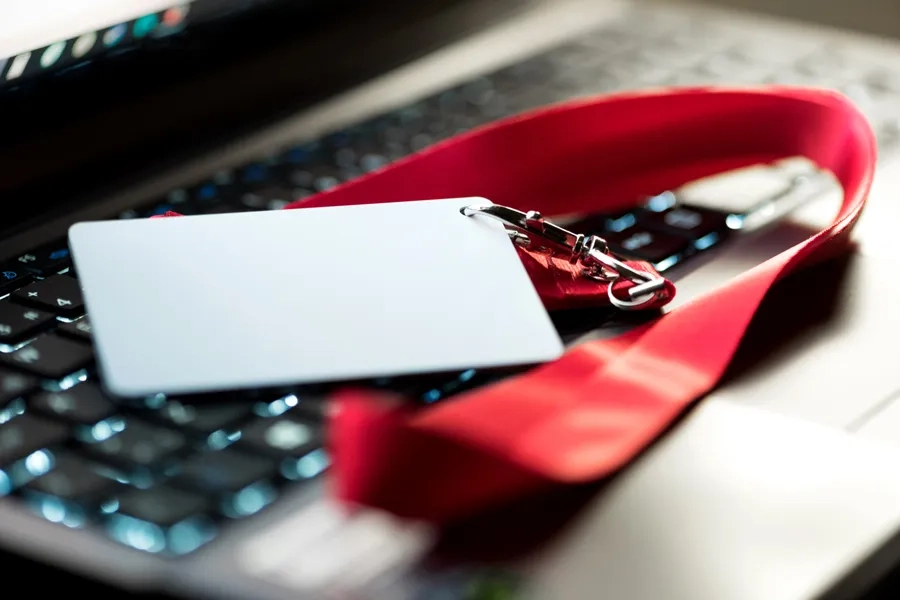 Un badge d'identification posé sur le clavier d'un ordinateur portable