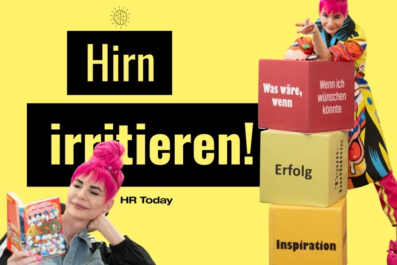 Grafik auf gelbem Hintergrund mit dem großen Schriftzug „Hirn irritieren!“ in schwarzen Textfeldern und dem Logo „HR Today“. Rechts lehnt sich eine Frau mit leuchtend pinkem Haar über einen Stapel bunter Würfel mit Begriffen wie „Was wäre, wenn“, „Erfolg“, „Teambuilding“ und „Inspiration“. Unten links ist dieselbe Frau lächelnd beim Lesen eines Comic-Hefts abgebildet.
