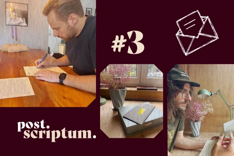 Collage mit dunkelrotem Hintergrund und dem Logo „post.scriptum.“ unten links. Links schreibt ein Mann an einem Holztisch einen Brief per Hand. Oben rechts befinden sich die Nummer „#3“ und die Zeichnung eines Briefumschlags. Darunter zeigen zwei Bilder eine kleine Holzbox mit getrockneten Blumen auf einer Fensterbank sowie einen Mann mit Kappe und Brille, der einen handschriftlichen Brief liest.