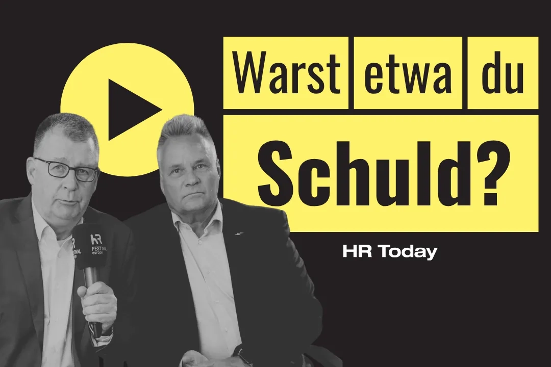 Videoteaser von HR Today auf schwarzem Grund. Der Titel «Warst etwa du Schuld?» steht in schwarzer Schrift auf gelben Balken, darunter das HR-Today-Logo. Links zwei Männer in Schwarz-Weiss, freigestellt vor einem gelben Play-Button: Der eine hält ein Mikrofon mit «HR Festival europe»-Würfel, der andere blickt in die Kamera.