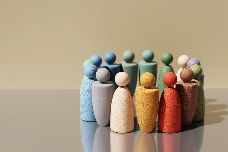 Des personnages en bois échangent en cercle