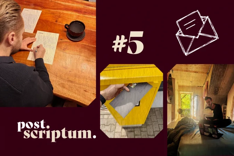 Collage zu «post.scriptum. #5» auf bordeauxrotem Grund. Links schreibt David mit zurückgekämmten Haaren und dunklem Poloshirt an einem Holztisch neben einer Kaffeetasse einen Brief. In der Mitte steckt eine Hand einen frankierten Umschlag in einen gelben Briefkasten. Rechts sitzt Robin mit Brille und Haarknoten im Schneidersitz auf einem Bett in einem Dachzimmer, einen Brief in der Hand und einen Laptop mit Stickern vor sich. Oben rechts eine gezeichnete Umschlag-Skizze.