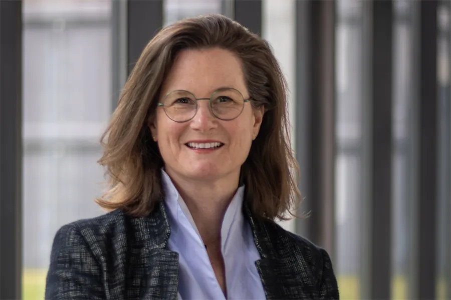 Sibylle Heunert Doulfakar est psychologue du travail et des organisations et accompagne des collectifs dans leur développement