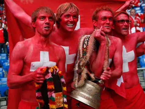 04-Schweizer-Fans-AP1.jpg