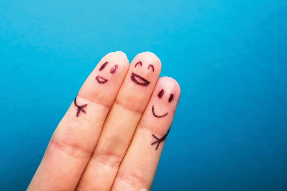 Drei lächelnde Finger, die glücklich sind, Freunde zu sein
