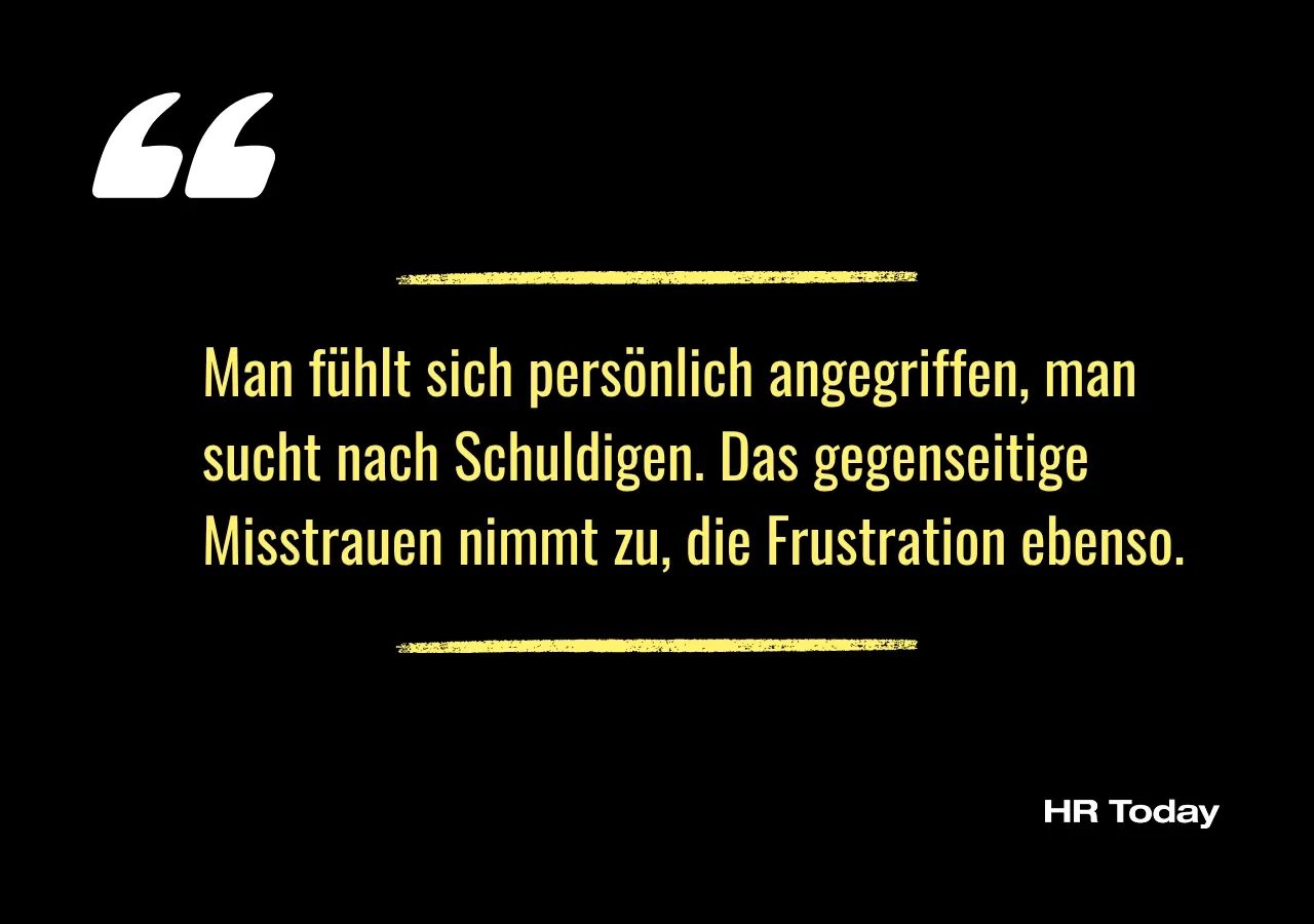 Artikelzitat: Man fühlt sich persönlich angegriffen, man sucht nach Schuldigen. Das gegenseitige Misstrauen nimmt zu, die Frustration ebenso.
