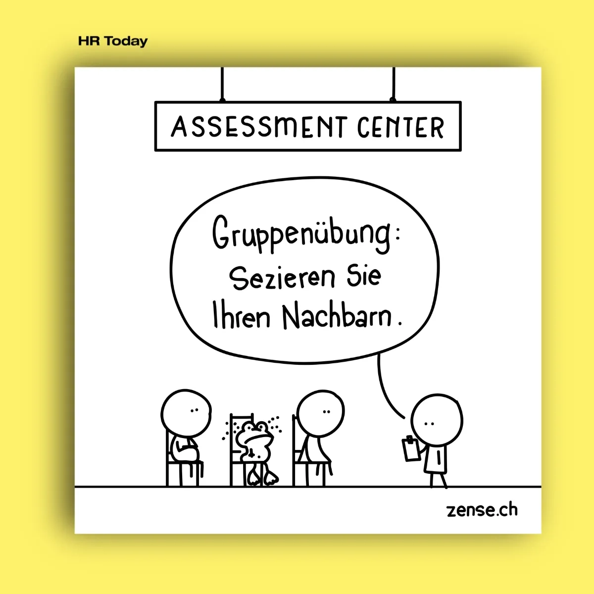 Eine Schwarz-Weiß-Karikatur auf gelbem Hintergrund (oben links steht "HR Today"). Unter einem Schild mit der Aufschrift "ASSESSMENT CENTER" sitzen drei Kandidaten auf Stühlen: Ein Strichmännchen, ein nervös schwitzender Frosch und ein weiteres Strichmännchen. Ein Prüfer mit Klemmbrett steht vor ihnen und sagt über eine Sprechblase: "Gruppenübung: Sezieren Sie Ihren Nachbarn." Unten rechts befindet sich der Schriftzug "zense.ch".