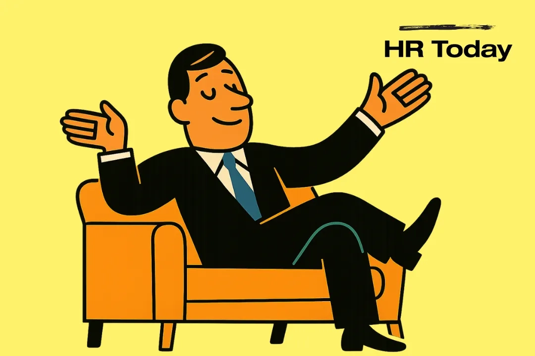Locker zurückgelehnter Chef auf einem orangefarbenen Sofa, Arme ausgebreitet, selbstzufriedenes Lächeln; flache Illustration auf gelbem Grund mit «HR Today»-Logo.