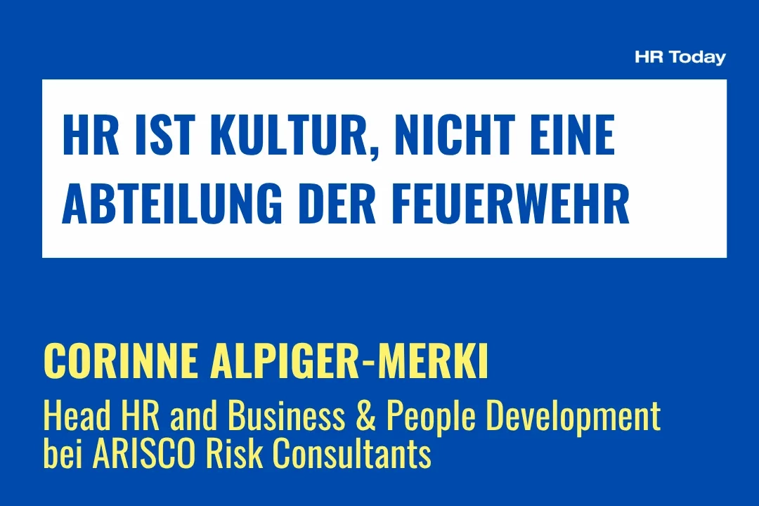 Zitatgrafik auf blauem Hintergrund mit dem Zitat «HR ist Kultur, nicht eine Abteilung der Feuerwehr» in blauer Schrift auf weissem Balken; darunter Name und Funktion der zitierten Person: Corinne Alpiger-Merki, Head HR and Business & People Development bei ARISCO Risk Consultants. Logo «HR Today» oben rechts.