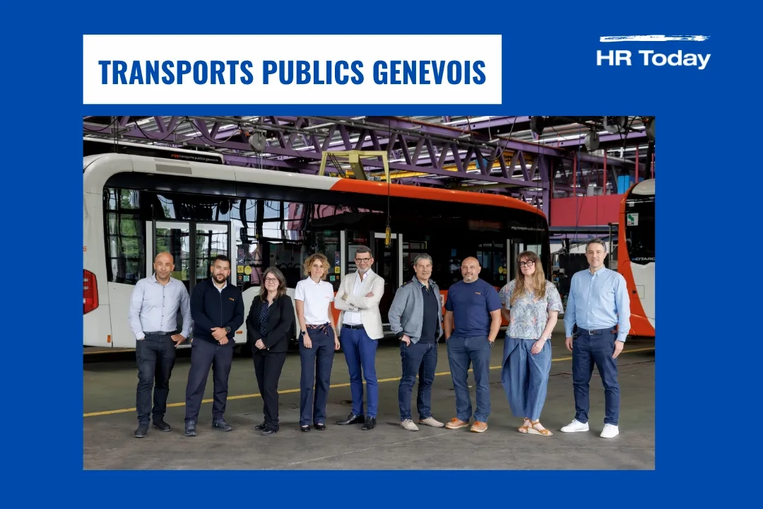 Gruppenfoto des HR-Teams der Transports publics genevois (tpg): Neun Personen stehen in einer Reihe in einer Buswerkstatt vor einem weiss-roten Gelenkbus des Unternehmens; darüber der Unternehmensname auf weissem Balken und das Logo «HR Today» oben rechts.