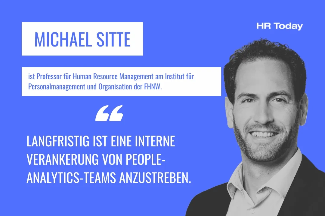 Grafik mit blauem Hintergrund und dem „HR Today“-Logo. Die zentrale Aussage lautet: „LANGFRISTIG IST EINE INTERNE VERANKERUNG VON PEOPLE-ANALYTICS-TEAMS ANZUSTREBEN.“ Rechts daneben zeigt ein Schwarz-Weiß-Porträt den lächelnden Zitatgeber Michael Sitte. Er wird vorgestellt als Professor für Human Resource Management am Institut für Personalmanagement und Organisation der FHNW.