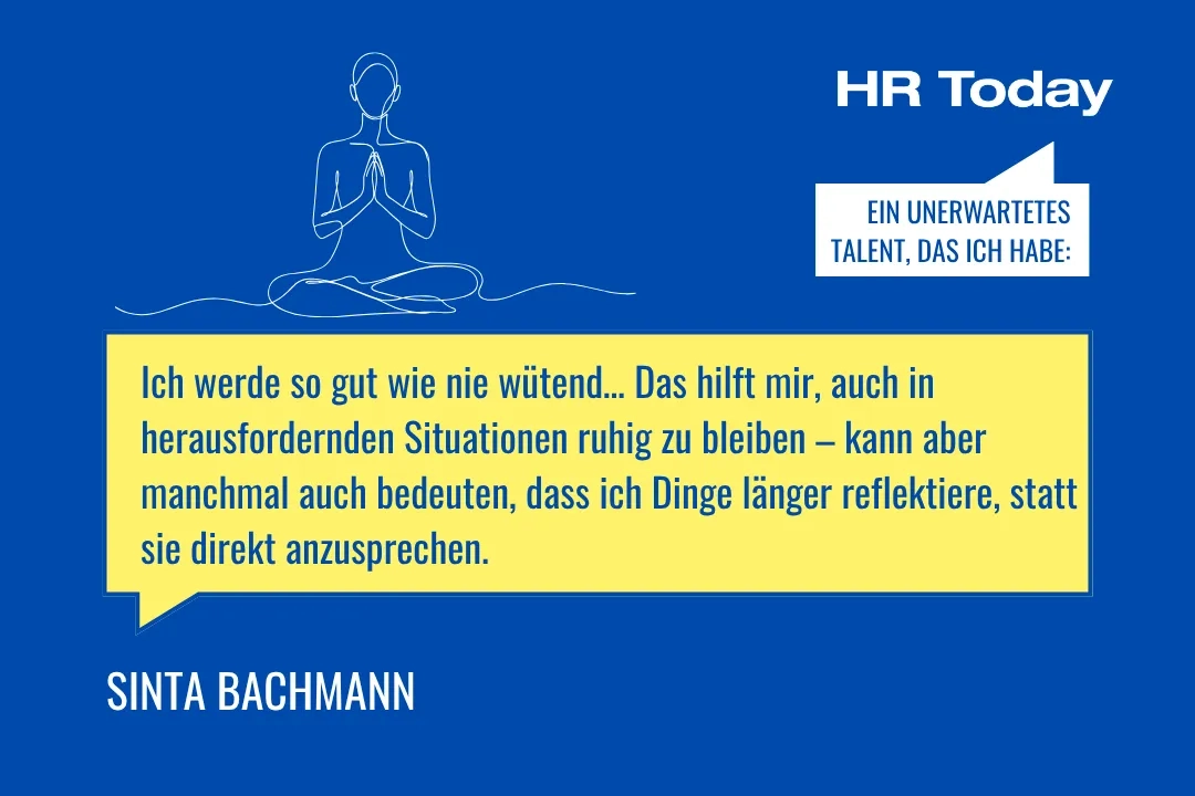 Eine Grafik auf blauem Hintergrund. Oben rechts steht in einer weissen Sprechblase: "EIN UNERWARTETES TALENT, DAS ICH HABE:". Daneben ist eine weisse Strichzeichnung einer meditierenden Person im Lotussitz. In einer grossen gelben Sprechblase steht das Zitat: "Ich werde so gut wie nie wütend... Das hilft mir, auch in herausfordernden Situationen ruhig zu bleiben – kann aber manchmal auch bedeuten, dass ich Dinge länger reflektiere, statt sie direkt anzusprechen." Unten links steht in Weiss der Name SINTA BACHMANN