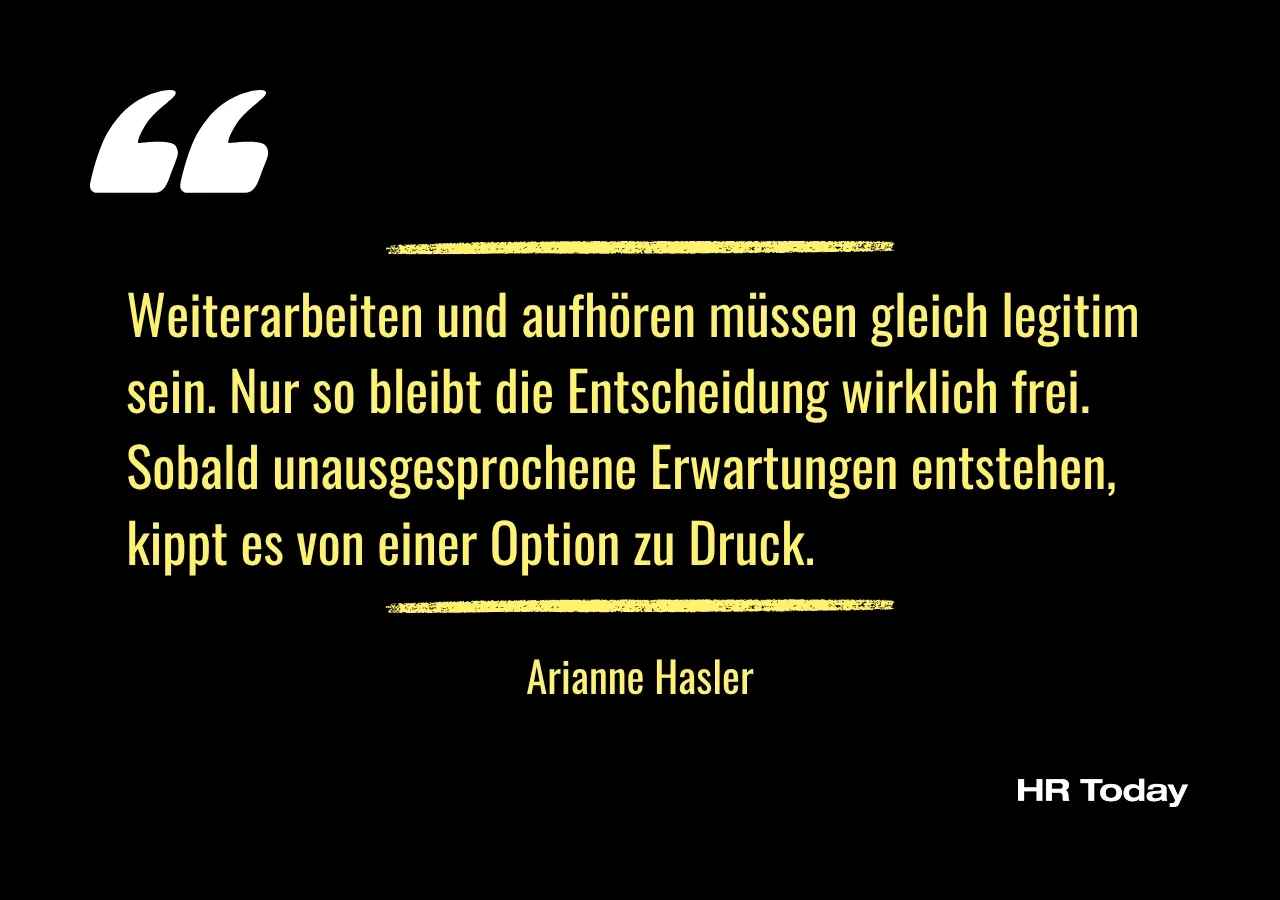Zitat Arianne Hasler: Weiterarbeiten und aufhören müssen gleich legitim sein. Nur so bleibt die Entscheidung wirklich frei. Sobald unausgesprochene Erwartungen entstehen, kippt es von einer Option zu Druck.