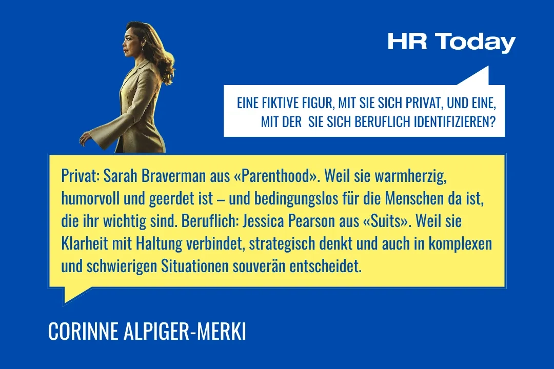 After-Work-Karte auf blauem Hintergrund für Corinne Alpiger-Merki. Frage: «Eine fiktive Figur, mit der Sie sich privat, und eine, mit der Sie sich beruflich identifizieren?» Antwort: Privat Sarah Braverman aus «Parenthood» wegen ihrer Warmherzigkeit, ihres Humors und ihrer Bodenständigkeit; beruflich Jessica Pearson aus «Suits» wegen ihrer Verbindung von Klarheit, Haltung und strategischem Denken auch in schwierigen Situationen. Illustration einer schreitenden Frauenfigur oben links.