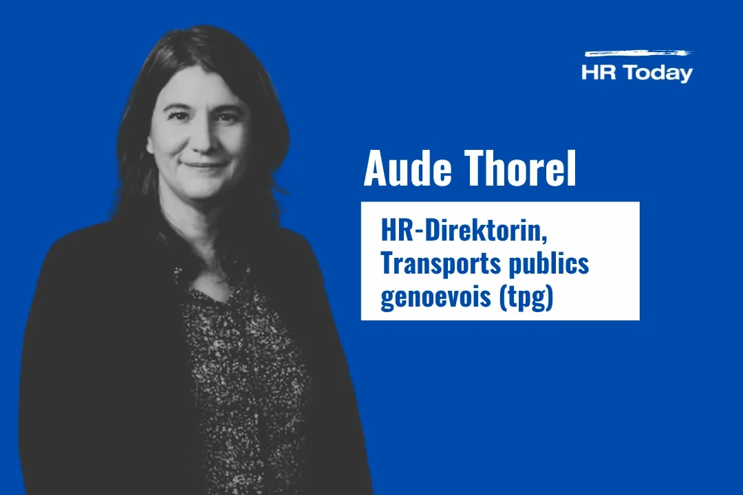 Porträtgrafik auf blauem Hintergrund: Links ein schwarz-weisses Porträtfoto von Aude Thorel; rechts ihr Name sowie ihre Funktion als HR-Direktorin der Transports publics genevois (tpg) auf weissem Balken. Logo «HR Today» oben rechts.