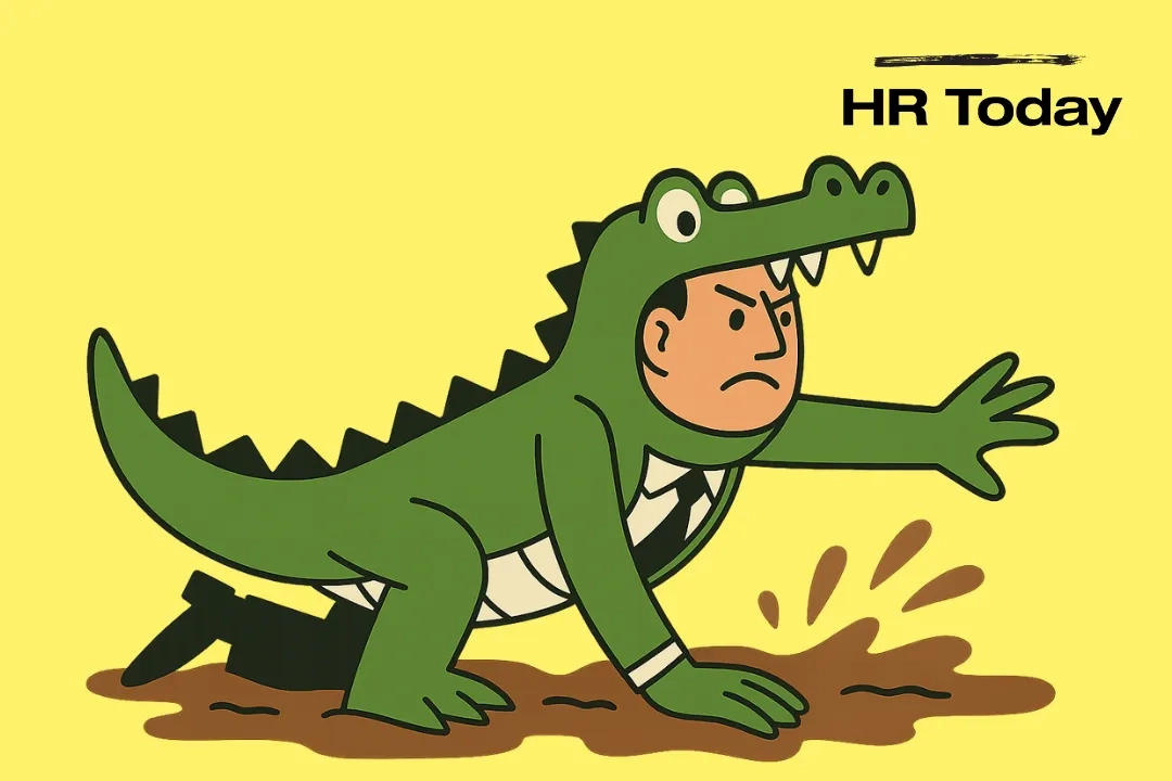 Manager in Krokodil-Kostüm kriecht durch Matsch und streckt die Hand nach vorn; Anzugteile blitzen darunter hervor; flache Illustration, «HR Today»-Logo.