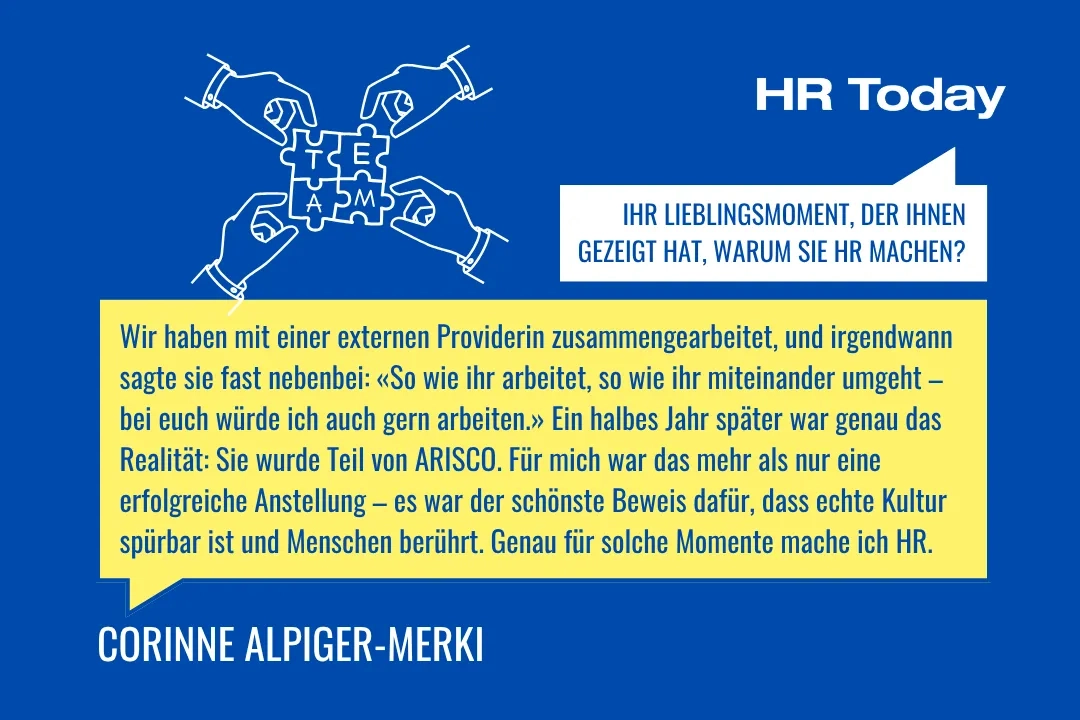 After-Work-Karte auf blauem Hintergrund für Corinne Alpiger-Merki. Frage: «Ihr Lieblingsmoment, der Ihnen gezeigt hat, warum Sie HR machen?» Antwort: Eine externe Providerin habe beiläufig gesagt, sie würde gern bei ARISCO arbeiten — ein halbes Jahr später wurde sie tatsächlich Teil des Teams. Das sei der schönste Beweis gewesen, dass echte Kultur spürbar ist und Menschen berührt. Illustration von vier Händen, die gemeinsam Puzzleteile mit der Aufschrift «TEAM» zusammensetzen.