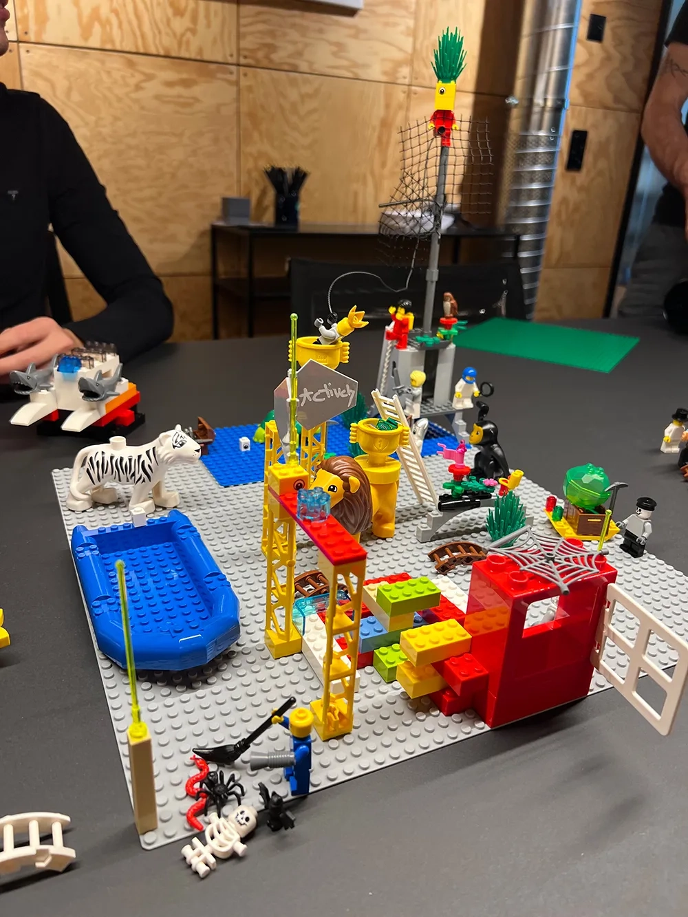Ein komplexes Lego-Set mit Tieren, Booten, diversen farbigen Blöcken, wie direkt aus dem Kinderzimmer.
