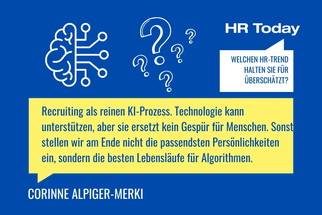 After-Work-Karte auf blauem Hintergrund für Corinne Alpiger-Merki. Frage: «Welchen HR-Trend halten Sie für überschätzt?» Antwort: Recruiting als reinen KI-Prozess — Technologie könne unterstützen, ersetze aber kein Gespür für Menschen; sonst stelle man am Ende nicht die passendsten Persönlichkeiten ein, sondern die besten Lebensläufe für Algorithmen. Illustration eines vernetzten Gehirns und mehrerer Fragezeichen.