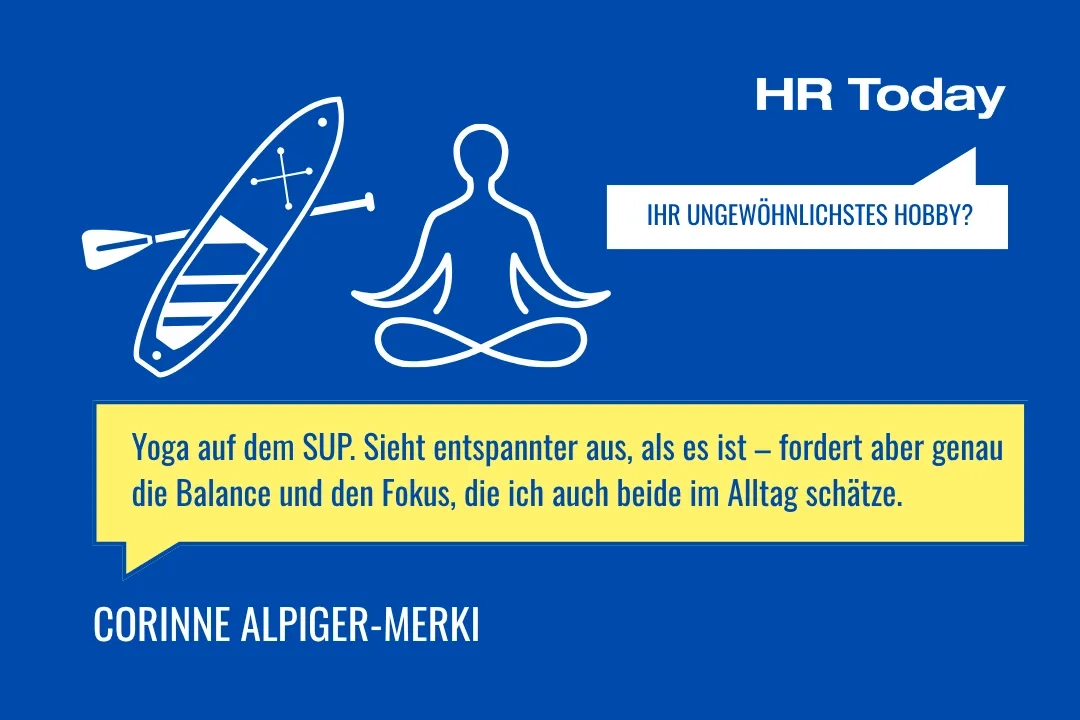 After-Work-Karte auf blauem Hintergrund für Corinne Alpiger-Merki. Frage: «Ihr ungewöhnlichstes Hobby?» Antwort: Yoga auf dem SUP (Stand-up-Paddle-Board) — sehe entspannter aus als es sei, fordere aber genau jene Balance und jenen Fokus, die sie auch im Alltag schätze. Illustration eines SUP-Boards mit Paddel sowie einer meditierenden Figur.