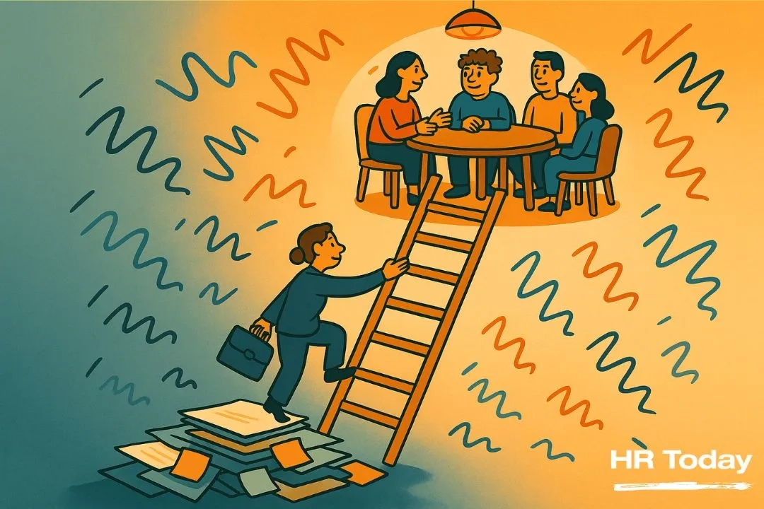 Illustration im flachen, an Kinderbücher der Mid-Century-Modern-Ära angelehnten Stil: Links unten ein Stapel aus Papieren, Haftnotizen und Aktenordnern, darauf lehnt eine leicht nach links geneigte Leiter. Eine Frau in Businesskleidung steigt mit einer Handtasche die Sprossen hinauf. Am oberen Ende der Leiter sitzt der Hauptcharakter der Serie mit drei weiteren Personen an einem runden Tisch unter einer warmen Hängelampe; sie unterhalten sich freundlich. Der Farbübergang verläuft von kühlen, bläulich-grünen Tönen unten zu warmen Orange- und Gelbtönen oben, um den Unterschied zwischen Anstrengung und einladender Atmosphäre zu verdeutlichen.