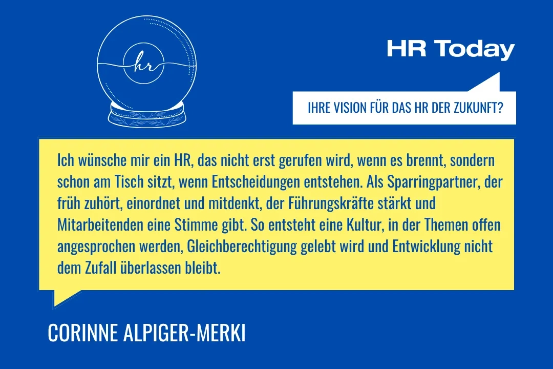 After-Work-Karte auf blauem Hintergrund für Corinne Alpiger-Merki. Frage: «Ihre Vision für das HR der Zukunft?» Antwort: Ein HR, das nicht erst gerufen wird, wenn es brennt, sondern schon am Tisch sitzt, wenn Entscheidungen entstehen — als Sparringpartner, der früh zuhört, einordnet und mitdenkt, Führungskräfte stärkt und Mitarbeitenden eine Stimme gibt, sodass eine Kultur entsteht, in der Themen offen angesprochen werden, Gleichberechtigung gelebt wird und Entwicklung nicht dem Zufall überlassen bleibt. Illustration einer Kristallkugel mit dem Schriftzug «hr».