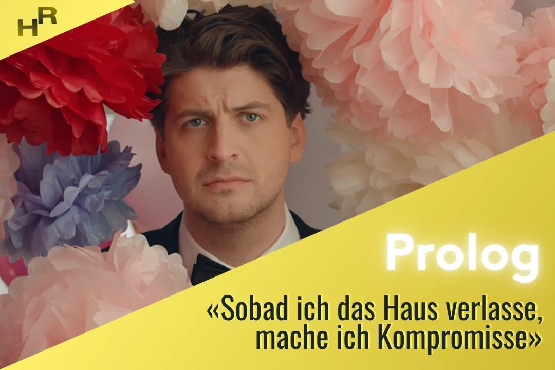 Porträt des Comedians Karpi im Anzug, umgeben von bunten Papierblumen. Auf dem Bild steht: „Prolog – ‹Sobald ich das Haus verlasse, mache ich Kompromisse›“. Es ist das Teaserbild zur grossen ADHS-Sommerserie von HR Today.
