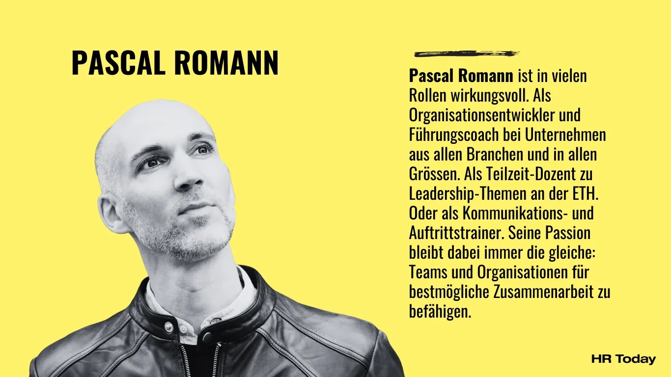 Gelber Hintergrund mit einer linksbündigen, schwarz-weissen Porträtaufnahme von Pascal Romann (glatzköpfig, kurzer Bart, Lederjacke), Blick leicht nach oben rechts. Rechts daneben Textblock: „Pascal Romann“ – Organisationsentwickler und Führungscoach für Unternehmen aller Branchen und Grössen, Teilzeit-Dozent an der ETH zu Leadership, zudem Kommunikations- und Auftrittstrainer; Ziel: Teams und Organisationen zu bestmöglicher Zusammenarbeit befähigen. Unten rechts Logo „HR Today“.