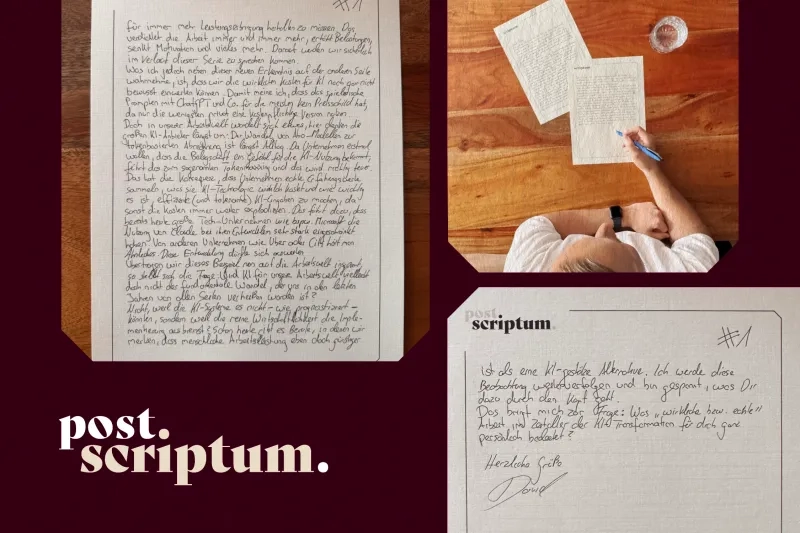 Collage mit zwei handschriftlich beschriebenen Briefseiten des Formats «post scriptum» und einer Aufnahme von oben, die eine Hand beim Schreiben am Holztisch zeigt. Die zweite Seite endet mit der Frage nach der Bedeutung «wirklicher» Arbeit im Zeitalter der KI-Transformation und der Unterschrift von David.