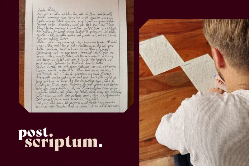 Collage im dunkelroten Format-Design: Links die erste handschriftliche Seite des Briefs, die mit «Lieber Robin» beginnt und sich um KI, Arbeitswelt und das Wachstumsversprechen des Kapitalismus dreht. Rechts der Autor von hinten fotografiert, wie er im weissen Shirt an einem Holztisch die beschriebenen Bogen vor sich liegen hat und mit blauem Kugelschreiber weiterschreibt.