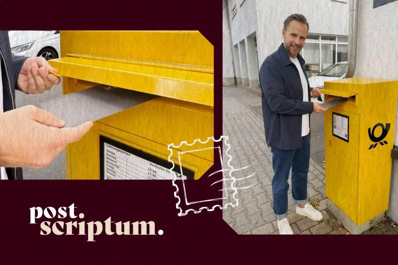 Zweiteilige Collage: Nahaufnahme zweier Hände, die einen Brief in einen gelben Briefkasten der Deutschen Post einwerfen, daneben David Bausch, der lächelnd am Briefkasten steht und den Umschlag einwirft.