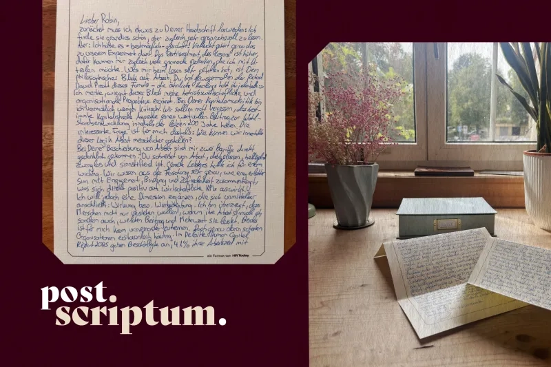 Grafik auf dunkelrotem Hintergrund mit dem Logo „post.scriptum.“. Auf der linken Seite ist die erste Seite eines handschriftlich verfassten Briefes an „Lieber Robin“ abgebildet. Die rechte Seite zeigt eine Tischszene am Fenster mit einer Holzschatulle und zwei geöffneten handgeschriebenen Briefseiten.