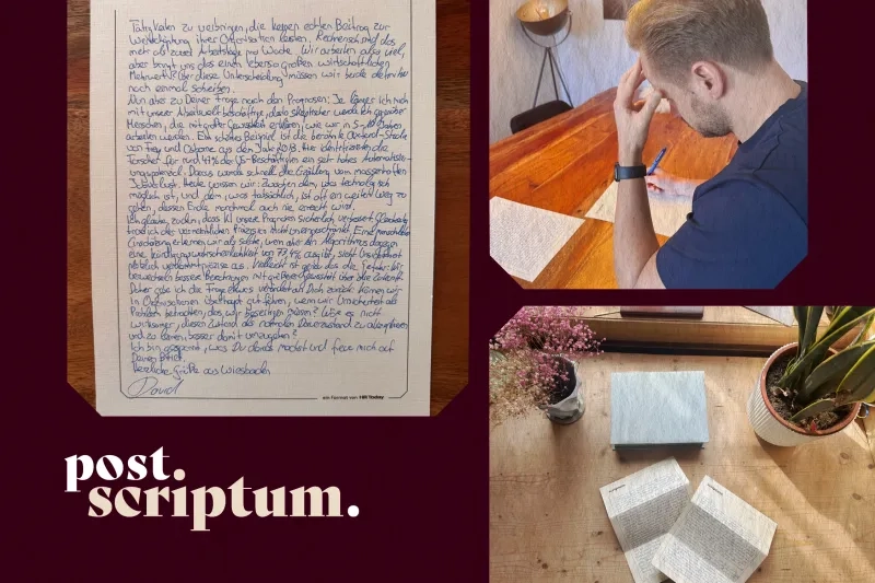 Grafik auf dunkelrotem Hintergrund mit dem Logo „post.scriptum.“. Links ist die Folgeseite des handschriftlichen Briefes mit der Unterschrift „David“ zu sehen. Oben rechts sitzt der Mann nachdenklich beim Schreiben am Tisch, darunter ist eine Draufsicht auf den Holztisch mit Holzbox, Blumenvasen und zwei Briefbögen abgebildet.