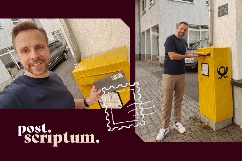 Collage auf dunkelrotem Hintergrund mit dem Logo „post.scriptum.“. Das linke Bild zeigt ein Selfie des Mannes, der lächelnd einen frankierten Briefumschlag vor einen gelben Briefkasten hält, überlagert von einer Briefmarken-Grafik. Auf dem rechten Foto ist der Mann zu sehen, wie er den Brief in den gelben Postbriefkasten einwirft.