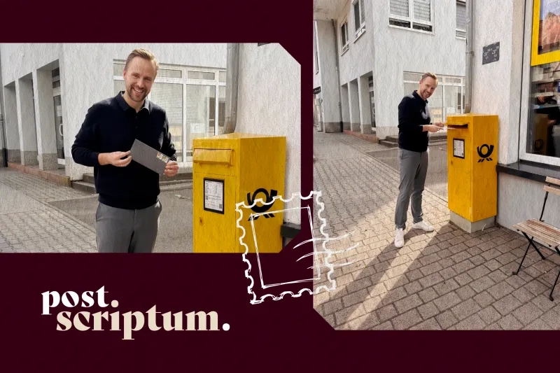 Zwei Fotos vom Briefeinwurf in Davids Strasse: Links steht David lächelnd mit einem frankierten Umschlag neben einem gelben Briefkasten. Rechts steckt er den Brief in den Schlitz. In der Mitte eine gezeichnete Briefmarke.