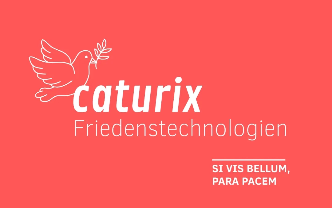 Ein Firmenlogo auf rotem Hintergrund. Oben links ist eine weiße Umrisszeichnung einer fliegenden Friedenstaube mit einem Ölzweig im Schnabel abgebildet. Rechts daneben steht in großen, weißen Buchstaben der Firmenname "caturix", darunter in einer dünneren Schriftart das Wort "Friedenstechnologien". In der unteren rechten Ecke steht, abgetrennt durch eine dünne weiße Linie, der lateinische Slogan "SI VIS BELLUM, PARA PACEM" in weißen Großbuchstaben.