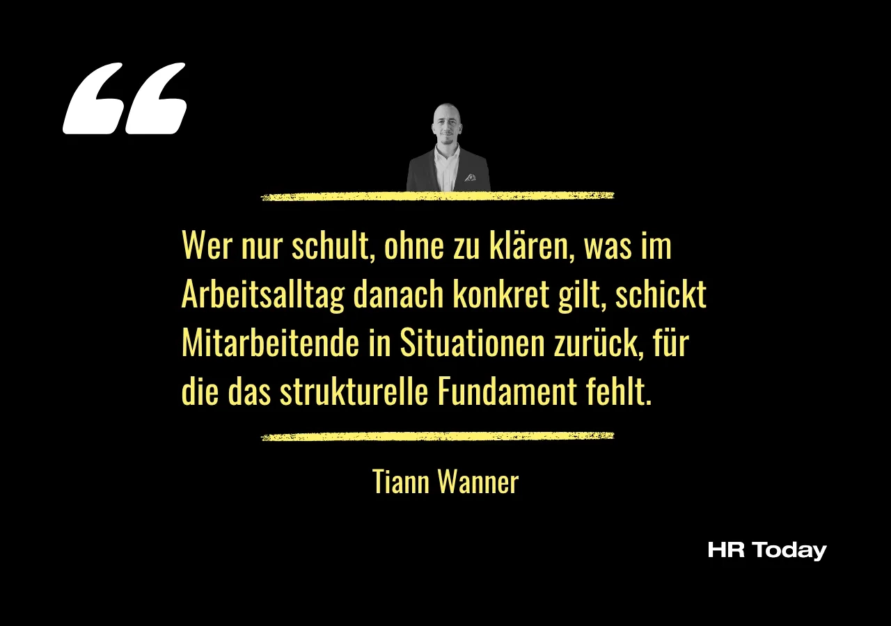 Zitat Tiann Wanner: Wer nur schult, ohne zu klären, was im Arbeitsalltag danach konkret gilt, schickt Mitarbeitende in Situationen zurück, für die das strukturelle Fundament fehlt.